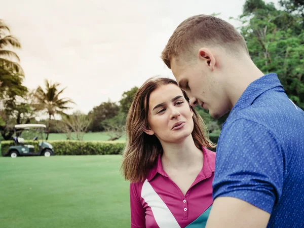 Casal Golfe Conversando Juntos Campo Verde Conceito Estilo Vida — Fotografia de Stock