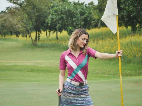 Joyeux Golfeur Femme Tenant Drapeau Sur Fileld Vert Concept Style — Photo