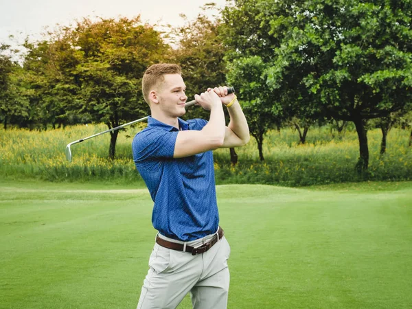 Buon Golfista Giocare Golf Sul Campo Verde Concetto Stile Vita — Foto Stock