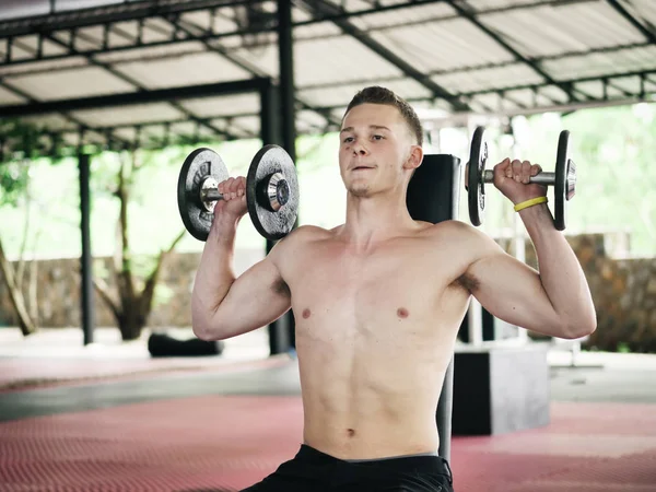 Hombre Guapo Haciendo Ejercicio Con Pesas Concepto Estilo Vida — Foto de Stock