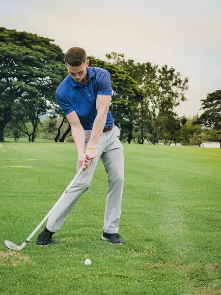 Golfista Batendo Bola Grama Verde Borrão Movimento — Fotografia de Stock