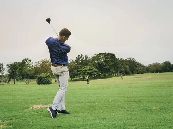 Golfista Golpeando Pelota Hierba Verde Desenfoque Movimiento —  Fotos de Stock