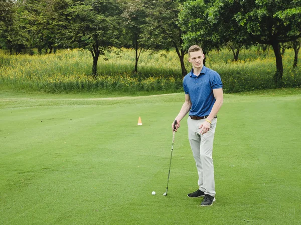 Golfista Feliz Jogando Golfe Campo Verde Conceito Estilo Vida — Fotografia de Stock