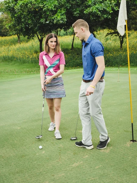 高尔夫球手夫妇玩绿色费 终身的概念 — 图库照片
