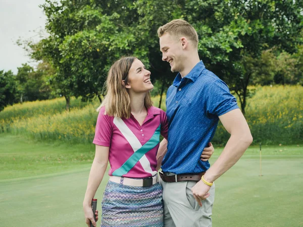 Feliz Casal Golfista Abraçando Juntos Campo Verde Livre — Fotografia de Stock