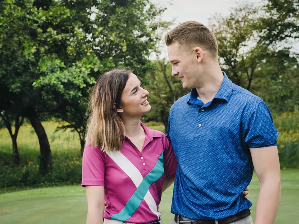 Feliz Casal Golfista Abraçando Juntos Campo Verde Livre — Fotografia de Stock