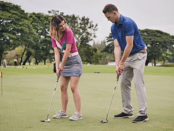 Golfista Ensinando Sua Namorada Como Jogar Golfe Conceito Estilo Vida — Fotografia de Stock