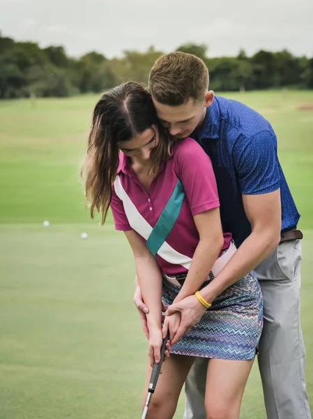 Golfista Ensinando Sua Namorada Como Jogar Golfe Conceito Estilo Vida — Fotografia de Stock