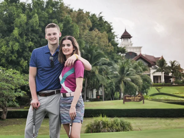 Feliz Casal Golfe Tee Verde Conceito Atividade — Fotografia de Stock