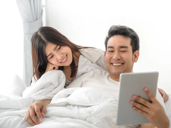 Feliz Casal Asiático Usando Laptop Tablet Juntos Cama Casa Conceito — Fotografia de Stock