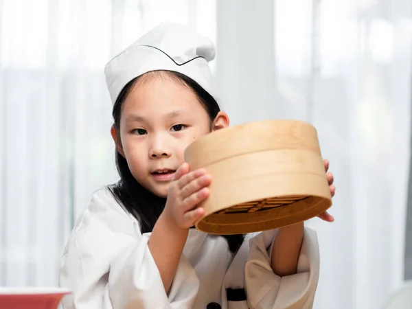 幸せなアジア子供自宅でシェフを演奏子供たちのライフ スタイルのコンセプト — ストック写真