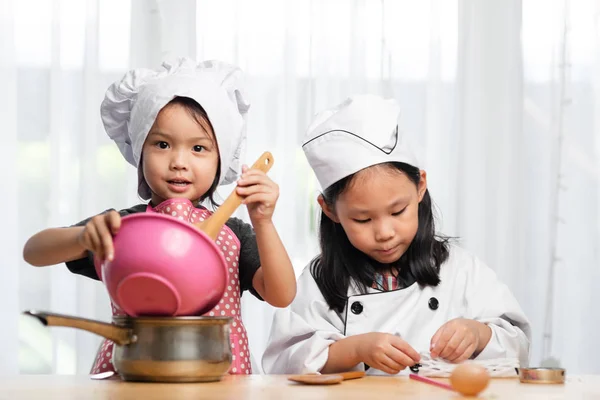 Счастливых Азиатских Девушек Играющих Повара Дома — стоковое фото