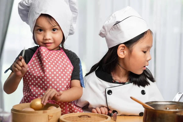 Šťastné Asijské Dívkyjsem Hrát Kuchaře Doma — Stock fotografie