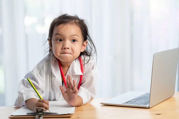 Asiatische Mädchen Spielen Arzt Und Mit Laptop Auf Tisch Hause — Stockfoto