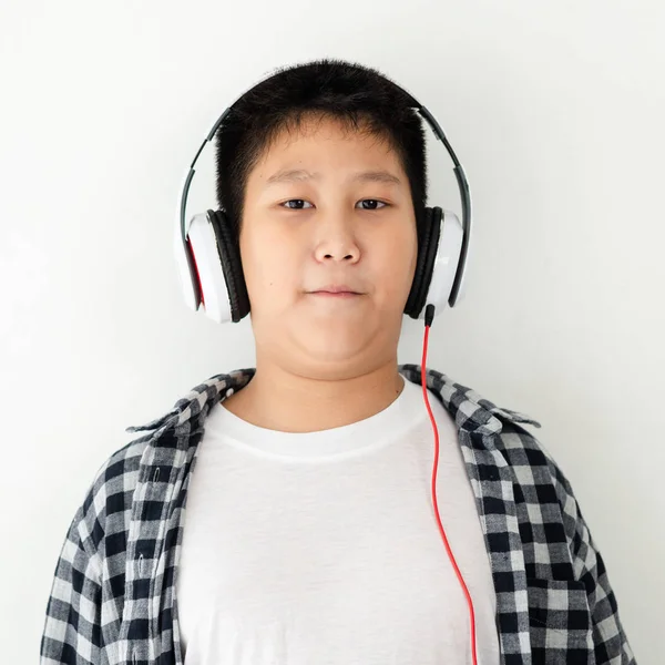 Gordura Ásia Preteen Menino Usando Fone Ouvido Branco Fundo — Fotografia de Stock