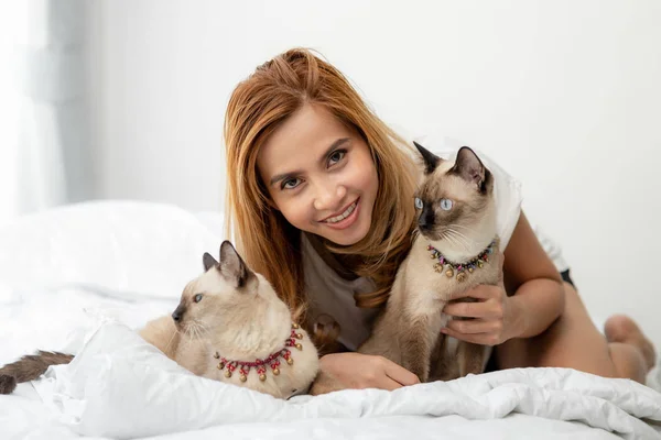 Glad Asiatisk Kvinna Och Hennes Katter Säng — Stockfoto