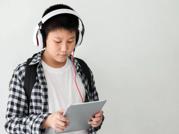 Gelukkig Aziatische School Jongen Met Hoofdtelefoon Rugzak Lifestyle — Stockfoto