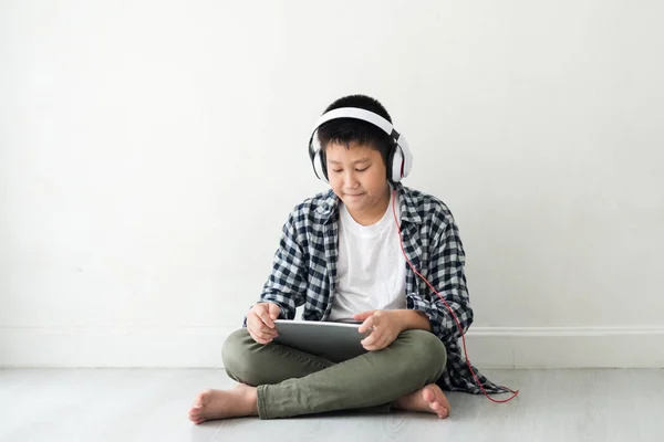 Preteen Jongen Gelukkig Aziatische School Met Behulp Van Tablet Hoofdtelefoon — Stockfoto