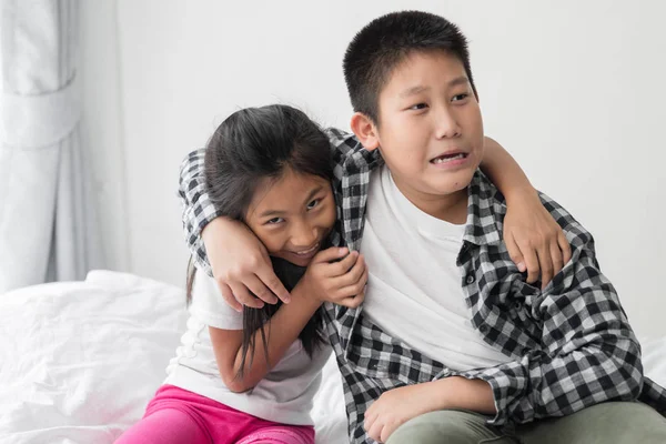 Glücklich Asiatische Preteen Junge Hugging Seine Jüngere Schwester Hause — Stockfoto