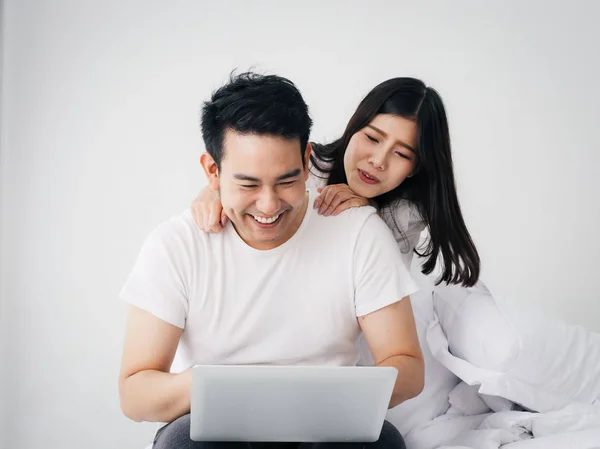Feliz Casal Asiático Usando Laptop Cama Juntos Casa Conceito Estilo — Fotografia de Stock