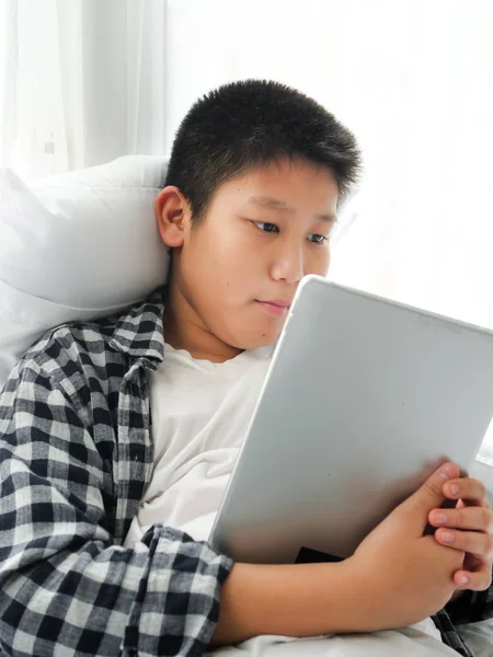 Feliz Ásia Preteen Menino Usando Tablet Cama Estilo Vida Conceito — Fotografia de Stock