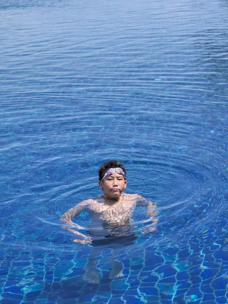 Chłopiec Azjatyckich Noszenia Okularów Pływanie Basenie Słoneczny Dzień — Zdjęcie stockowe