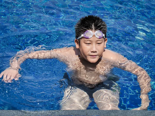 Gözlük Takan Güneşli Bir Günde Havuzda Asyalı Çocuk — Stok fotoğraf