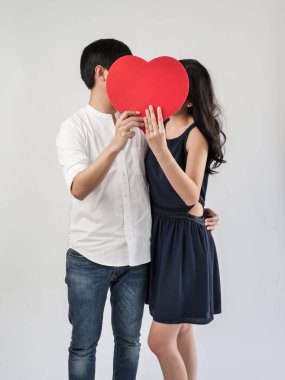 Mutlu çift kırmızı kalp şekli, Sevgililer kavramı holding aşık.