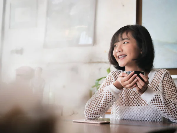 Glücklich Asiatische Teenager Mädchen Hält Heißgetränk Der Hand Und Lächelt — Stockfoto