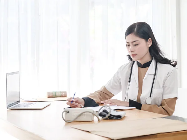 ライフ スタイル コンセプトのオフィスの机で働く女性のアジア医師 — ストック写真
