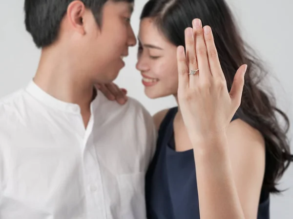 Mujer Feliz Mostrando Anillo Compromiso Después Propuesta Mientras Acaricia Novio — Foto de Stock