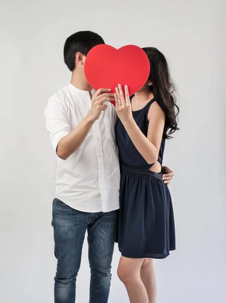 Casal Feliz Amor Segurando Forma Coração Vermelho Conceito Valentine — Fotografia de Stock