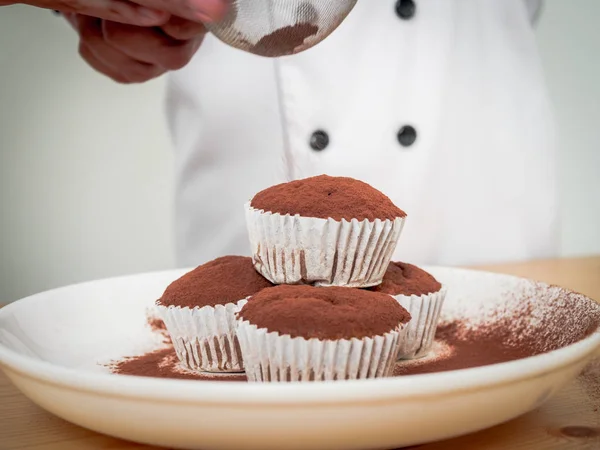 Mano Dello Chef Cospargere Polvere Cioccolato Cupcake — Foto Stock