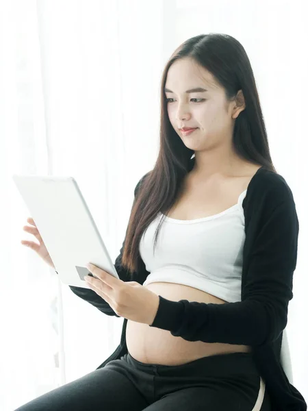 Asiatica Donna Incinta Utilizzando Tablet Sul Letto Casa Concetto Stile — Foto Stock