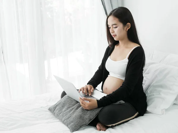 Asiatische Schwangere Mit Laptop Auf Dem Bett Hause Lifestylekonzept — Stockfoto