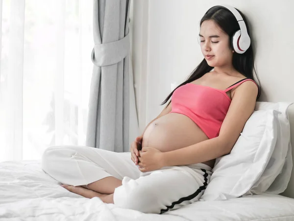 Беременная Азиатка Наушниками Животе Дома Концепция Образа Жизни — стоковое фото