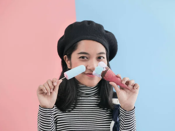 Renk Arka Plan Sopayla Mavi Dondurma Yeme Mutlu Asyalı Kadın — Stok fotoğraf