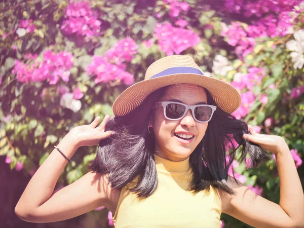 Mujer Asiática Feliz Con Sombrero Gafas Sol Con Fondo Bokeh —  Fotos de Stock