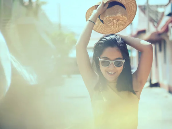 幸せなアジア女の太陽光の屋外 ライフ スタイル コンセプトでサングラスをかけています 反射効果 — ストック写真