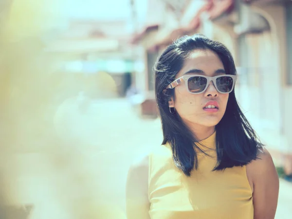Szczęśliwy Azjatyckie Kobietę Okularach Przeciwsłonecznych Słońca Światła Zewnątrz Koncepcja Styl — Zdjęcie stockowe