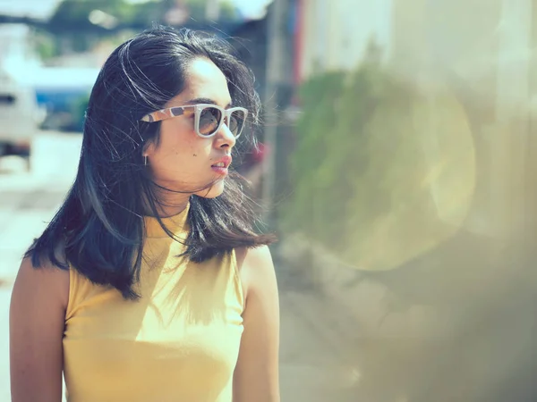 快乐的亚洲女人戴着太阳镜与阳光户外 生活方式的概念 反射效果 — 图库照片