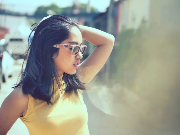 Mulher Asiática Feliz Usando Óculos Sol Com Luz Solar Livre — Fotografia de Stock