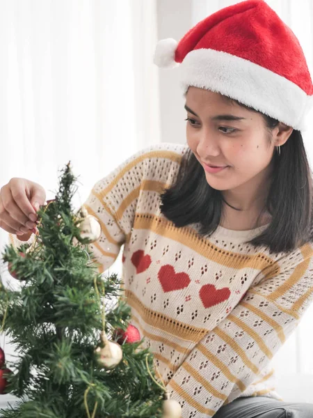 Glücklich Asiatische Frau Trägt Roten Weihnachtsmann Hut Und Dekoration Weihnachtsbaum — Stockfoto