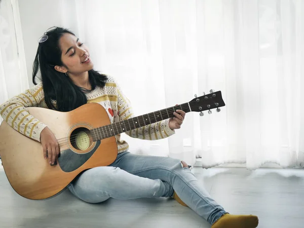 Glad Asiatisk Kvinna Spelar Gitarr Hemma Livsstilskoncept — Stockfoto
