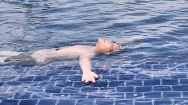 Glad Asiatiska Pojke Avkopplande Pool Med Solig Dag Slowmotion — Stockvideo