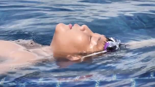 愉快的亚洲男孩放松在水池与晴朗的天 慢运动 — 图库视频影像