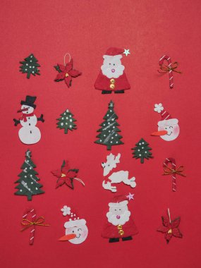 Kırmızı bir arka plan üzerinde kabarcık şeklinde Noel nesneler düzenlendiği.