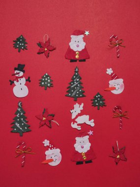 Kırmızı bir arka plan üzerinde kabarcık şeklinde Noel nesneler düzenlendiği.