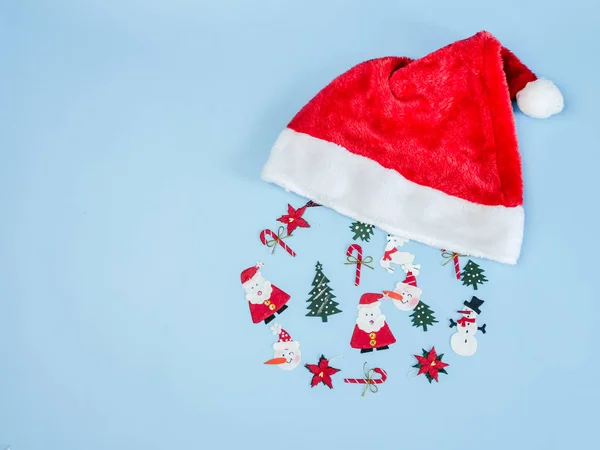 クリスマスとサンタ帽子 上面図の形をしたクリスマスのオブジェクト レイアウト — ストック写真
