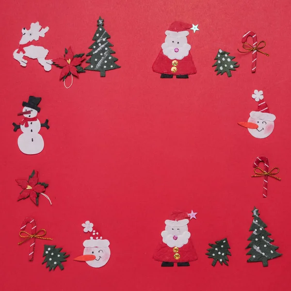 Vörös Háttérben Buborék Alakú Lefektetett Karácsonyi Objektumok — Stock Fotó